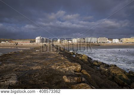 Costa Da Caparica, Portugal - April 17, 2019: Views Of The Beach Of Costa Da Caparica, A Famous Plac