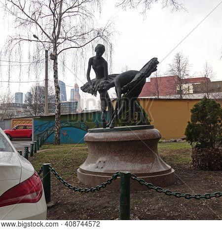 Moscow, Russia. April 7, 2019 Sculpture Of Ballerinas In The Courtyard Of A Residential Building On 