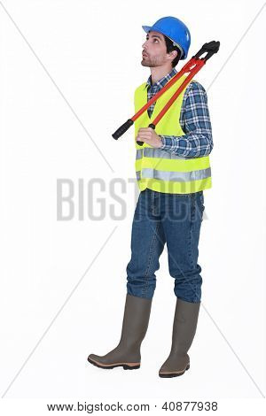 Lavoratore manuale tenendo bullone-frese