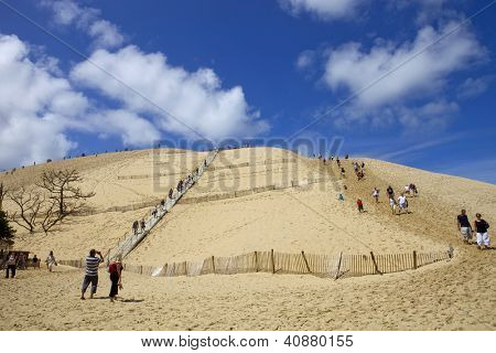 PYLA SUR MER, FRANCE - 8 août : Les gens visite de la célèbre dune du Pyla, la plus haute dune de sable d'E