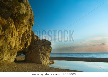 Falésia na costa de mar, com Copyspace