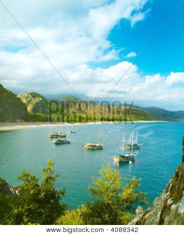 Panorama de beira-mar com Veleiros