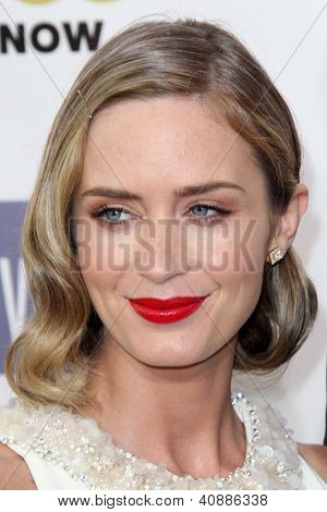 LOS ANGELES - JAN 9: Emily Blunt saapuu vuosittain 1700 kriitikot valinta Movie Awards Barker 