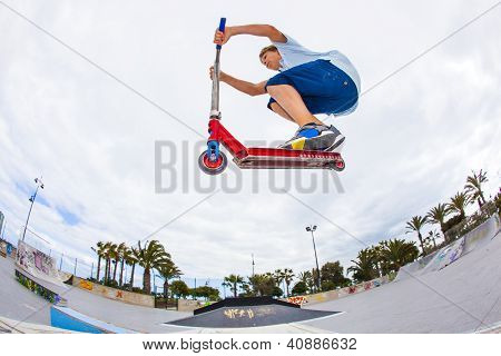 Muchacho monta su moto en el Parque de patinaje
