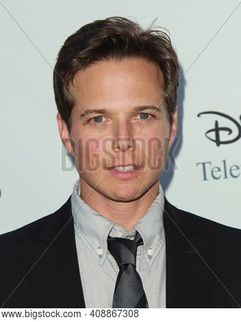 LOS ANGELES - AUG 08: Scott Wolf arrives to the 2009 Disney-ABC Televison Group Summer Press Tour on August 08, 2009 in Pasadena, CA