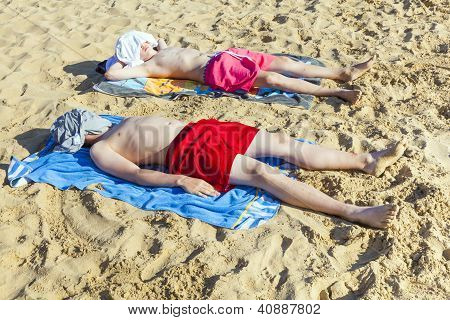 Fratelli rilassarsi e dormire in spiaggia