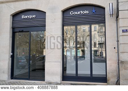 Bordeaux , Aquitaine France - 02 16 2021 : Banque Courtois Brand Logo Star Blue Sign On Building Fac
