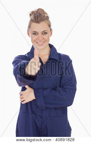 Portrait de femme mecanic showing thumbs up signe sur fond blanc