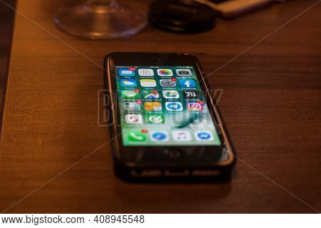 Paris, France - January 16, 2020: Selective Blurr On An Apple Iphone 5c In French Language On Its Ho