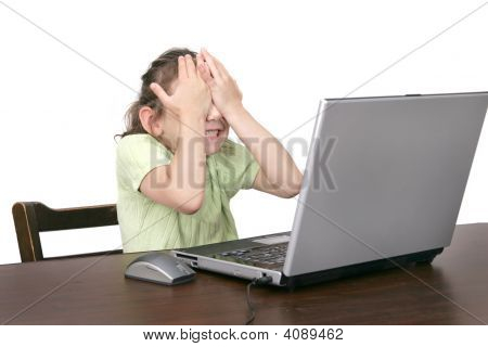 เด็กบนคอมพิวเตอร์