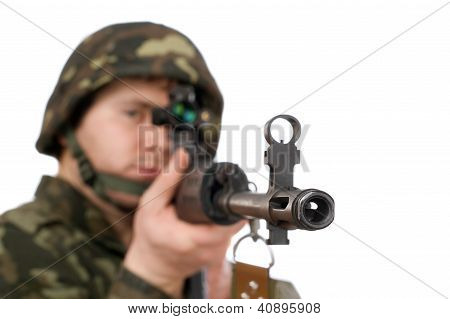 Soldado armado segurando Svd