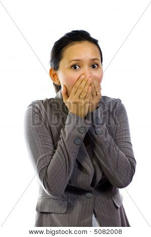Femme asiatique ferme sa bouche