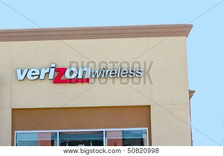 Sacramento, Usa - September 13: Verizon Wireless Store On September 13, 2013 In Sacramento, Californ