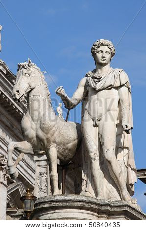 Castor statue