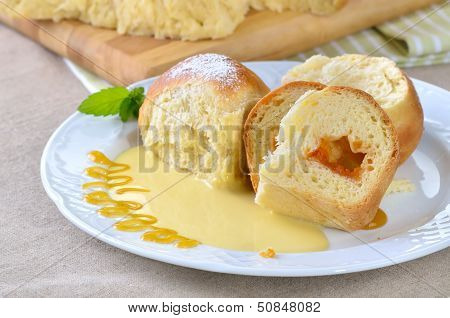 Stuffed yeast pastry dumplings