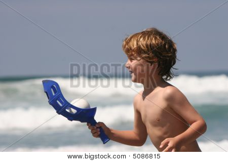Garçon jouant sur la plage