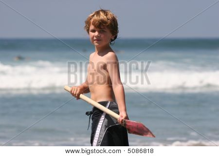 Garçon mignon avec pelle