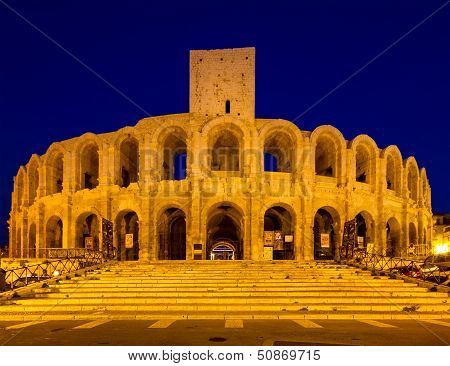 Amphitheater von Arles in der DÃ¤mmerung