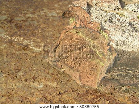 old broken bricks on rusty iron sheet., старые разбитые кирпичи на ржавых листах  железа.