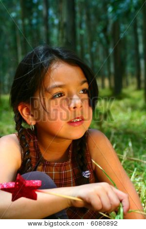 Latina menina bonitinha ao ar livre
