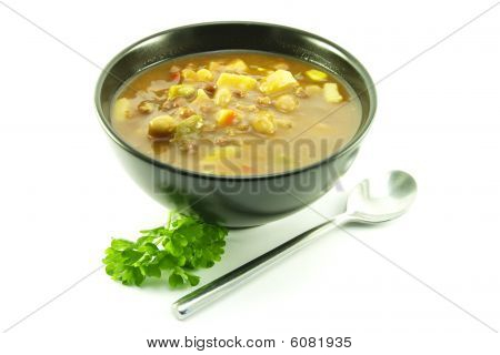 Sopa de legumes em uma tigela preta