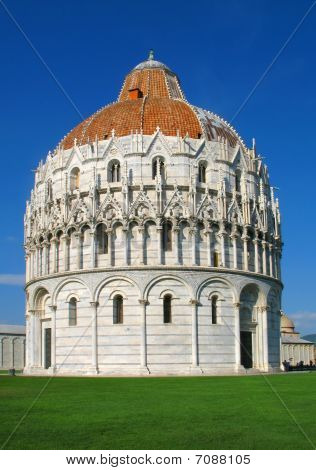 Katedrála komplex v italského města Pisa. Battistero Di San Giovanni