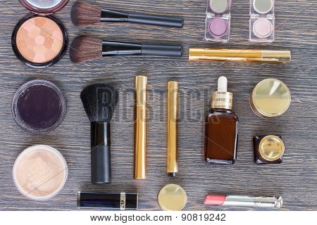 brushes on eye shadows palette