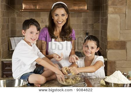 Madre, hijo & familia de hija en la cocina cocina & de la hornada