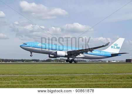 Amsterdam Airport Schiphol - Airbus A330 Of Klm Takes Off