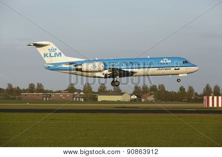 Amsterdam Airport Schiphol - Fokker 70 Of Klm Cityhopper Lands
