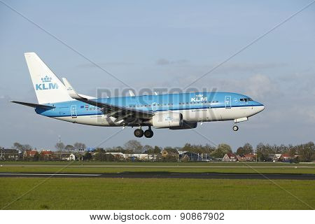 Amsterdam Airport Schiphol - Boeing 737 Of Klm Lands