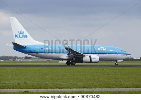 Amsterdam Airport Schiphol - Boeing 737 Of Klm Lands