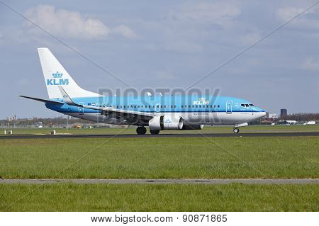 Amsterdam Airport Schiphol - Boeing 737 Of Klm Lands