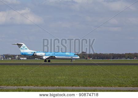 Amsterdam Airport Schiphol - Fokker 70 Of Klm Cityhopper Lands