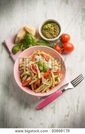 pasta with pesto  tomato e parmesan cheese flake