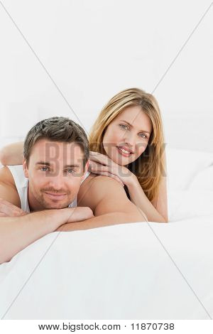 Lindo pares juntos deitado em sua cama em casa