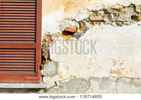 Window  Varano Borghi Palaces      Venetian Blind In The Concrete  Brick
