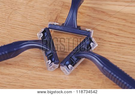 Throw away razor