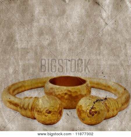 สร้อยข้อมือทองออตโตมันและแหวนบนพื้น Grunge