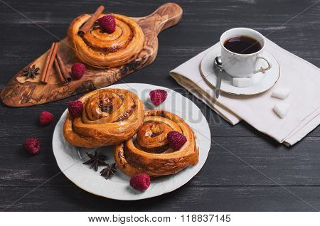 Round Twisted Denish Buns