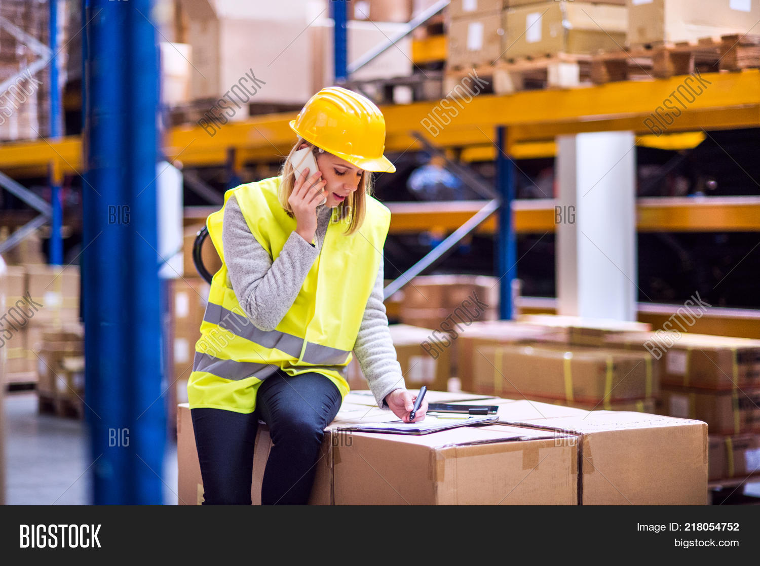 Рабочий на заводе. Рабочие на стройке. Рабочий в каске. Складской отдел. Счастливый строитель.