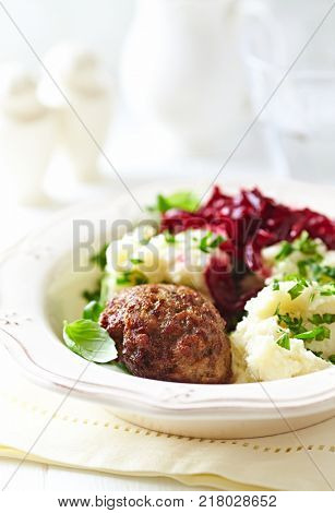 Frikadeller with mashed potatoes and beetroot salad