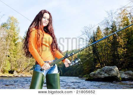 mujer de pesca en el río Otava, República Checa