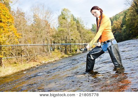 mujer de pesca en el río Otava, República Checa