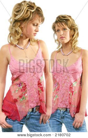 La giovane donna con perline In camicia SMANICATO colorato