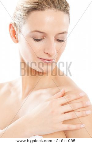 Hermosa mujer pasar su mano en su piel suave