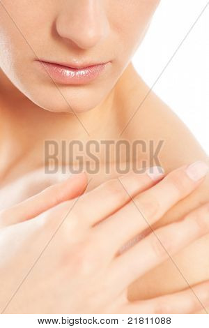 Hermosa mujer pasar su mano en su piel suave