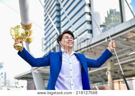 Concept Business people playing sports Businessmen are fighting in golf games.