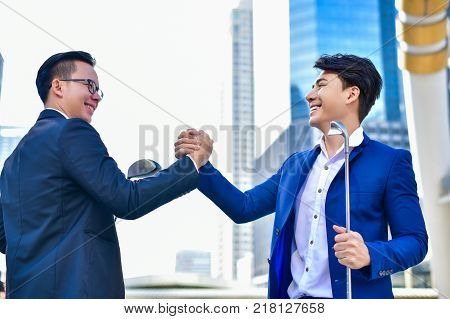 Concept Business people playing sports Businessmen are fighting in golf games.