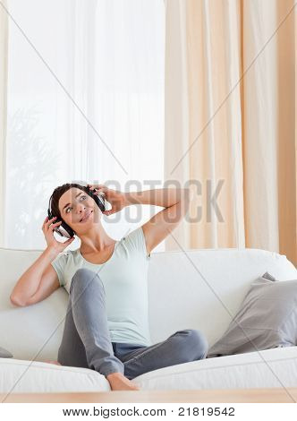 Portræt af en charmerende Brunette nyder nogle musik